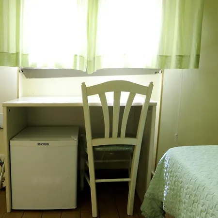 לינה וארוחת בוקר Night & Day 4*