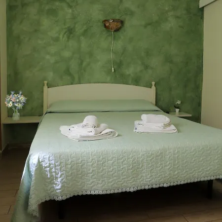 Night & Day לינה וארוחת בוקר 4*