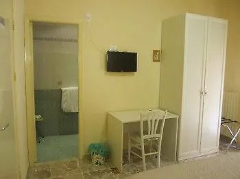 לינה וארוחת בוקר Night & Day רגוזה